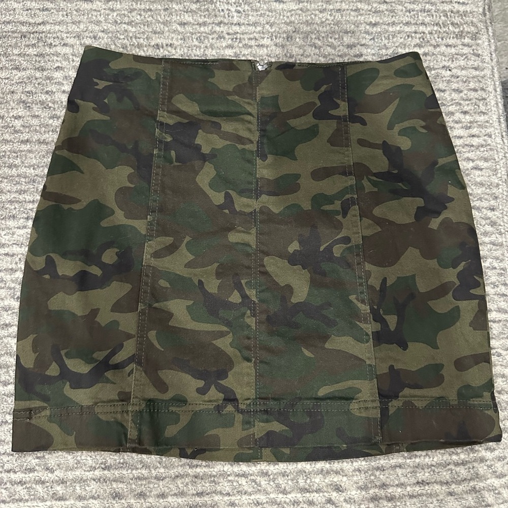LOVE, FIRE CAMO MINI SKIRT, size 7